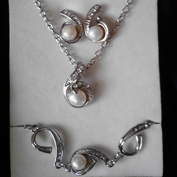 Jewelry - Silvertone Simulated Pearl & Diamond Jewelry Set